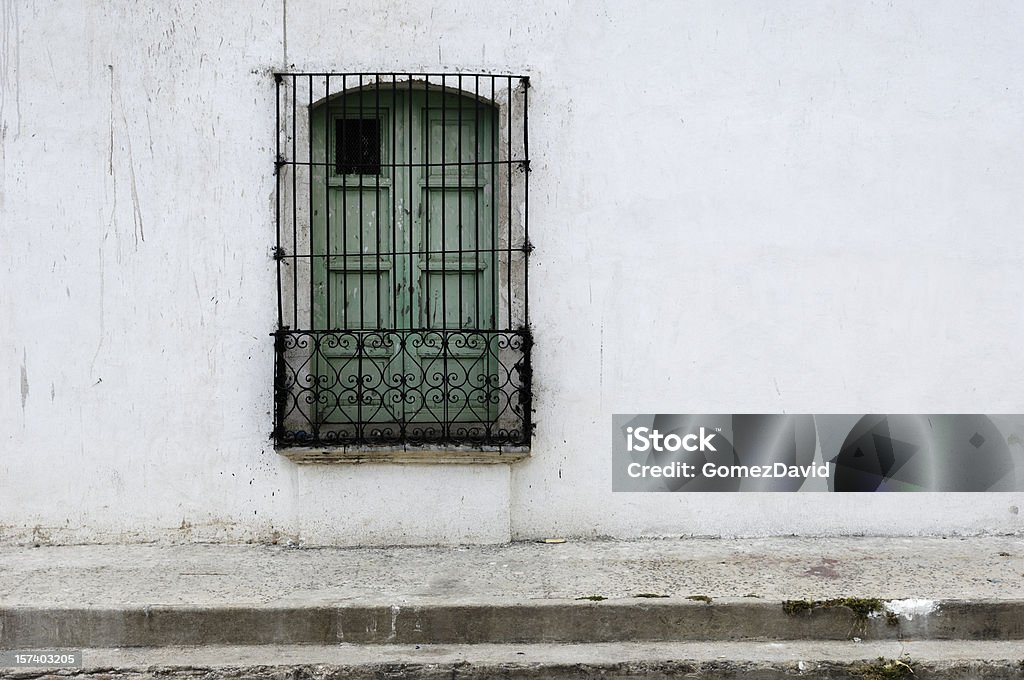 L'extérieur d'un bâtiment Salvadorien avec une fenêtre de devant - Photo de Amérique centrale libre de droits