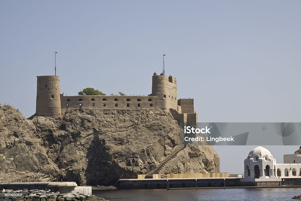 Al Jalali fort w Starego Maskatu w Omanie - Zbiór zdjęć royalty-free (Bezchmurne niebo)