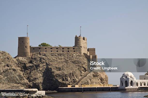 Al Jalali Fort W Starego Maskatu W Omanie - zdjęcia stockowe i więcej obrazów Bezchmurne niebo - Bezchmurne niebo, Budynek z zewnątrz, Fort