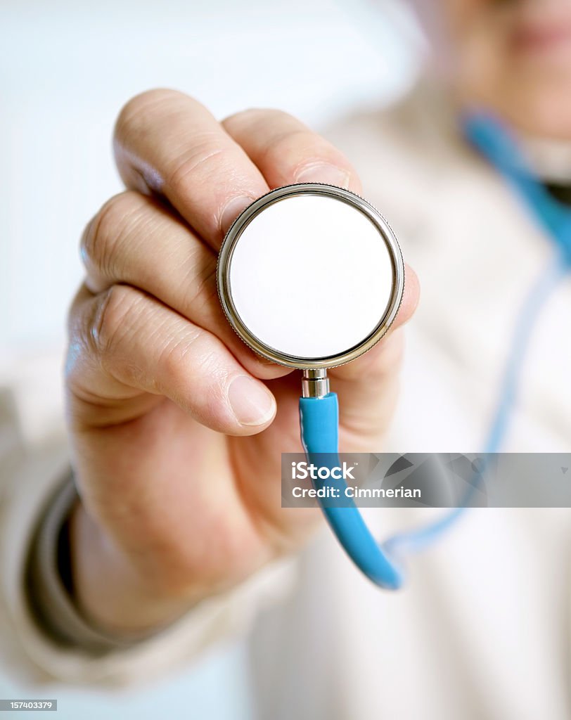 Close-up de uma macho mão segurando um Estetoscópio médico - Foto de stock de Doutor royalty-free