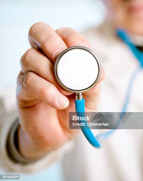 Foto de Closeup De Uma Macho Mão Segurando Um Estetoscópio Médico e mais fotos de stock de Doutor
