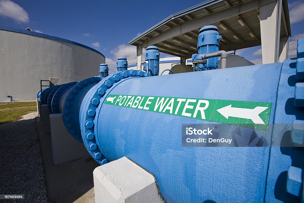 移管パイプ、浄水場の背景を持つタンク - 下水処理場のロイヤリティフリーストックフォト