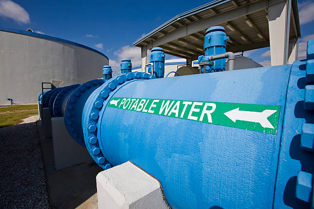 transferência tubo no sistema de purificação de água com tanques de fundo - water plant - fotografias e filmes do acervo