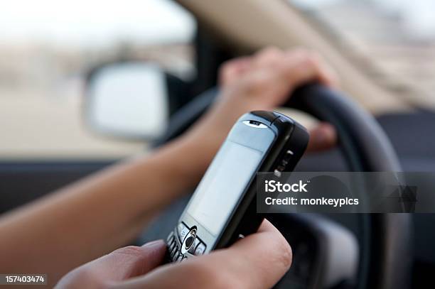 Pisanie Smsów Podczas Kierowania Pojazdem - zdjęcia stockowe i więcej obrazów Kierować - Kierować, Zestaw głośnomówiący, Bezpieczeństwo