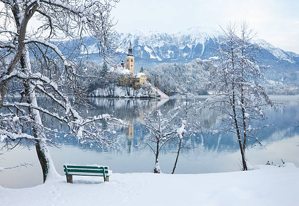 winter am bleder see - castle slovenia winter snow stock-fotos und bilder