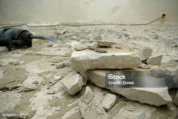 Foto de Reforma Do Piso Em Abandonado Quarto e mais fotos de stock de Escombros - Material - Escombros - Material, Concreto, Interior