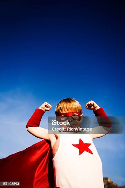 Młody Chłopiec Przebrany Za Superbohatera Wygina Mięśni - zdjęcia stockowe i więcej obrazów Chłopcy