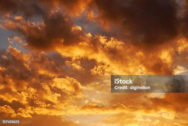 Céu De Fogo - Fotografias de stock e mais imagens de Amarelo - Amarelo, Anoitecer, Ao Ar Livre