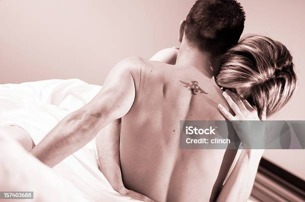 Пара В Объятия Naked — стоковые фотографии и другие картинки Чувственность - Чувственность, Пара - Человеческие взаимоотношения, Сексуальное поведение человека
