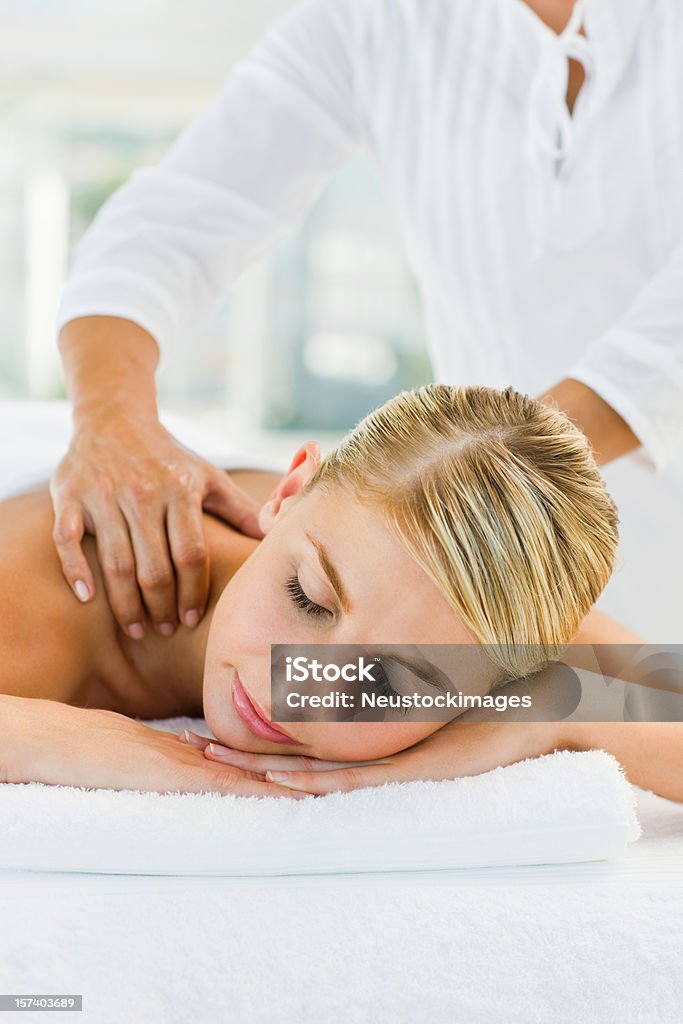 Bela mulher desfrutar de uma Massagem no spa - Royalty-free 20-24 Anos Foto de stock