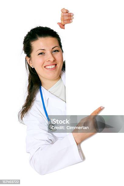 Mujer Médico Sostiene Un Cartel En Blanco En Blanco Foto de stock y más banco de imágenes de Adulto