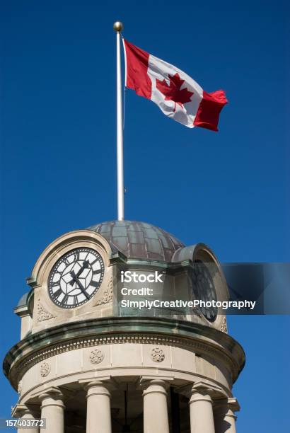 Wieża Zegarowa I Flagę - zdjęcia stockowe i więcej obrazów Victoria Day - Canada - Victoria Day - Canada, Victoria Park - Londyn, Architektura