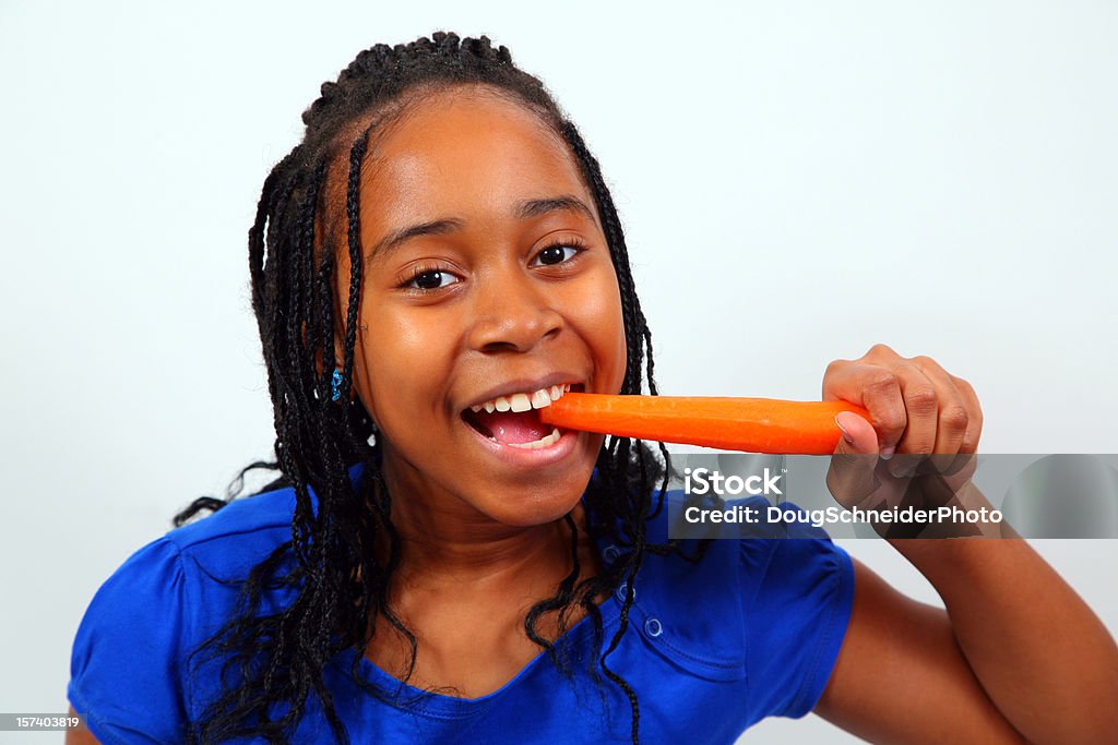 Afro-américaine jeune fille manger la carotte - Photo de Carotte libre de droits