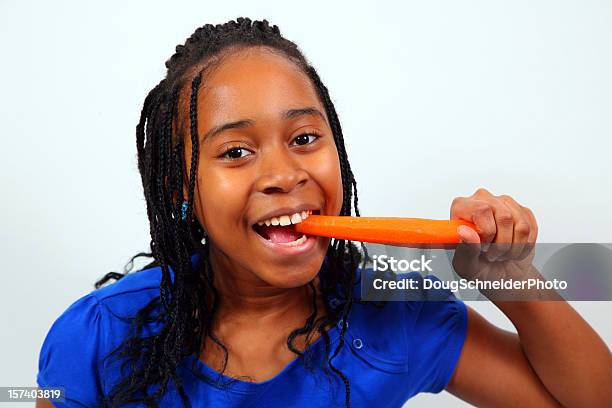 Photo libre de droit de Afroaméricaine Jeune Fille Manger La Carotte banque d'images et plus d'images libres de droit de Carotte - Carotte, Adolescent, Manger