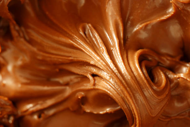 avelã e creme de cacau macro - chocolate closeup - fotografias e filmes do acervo