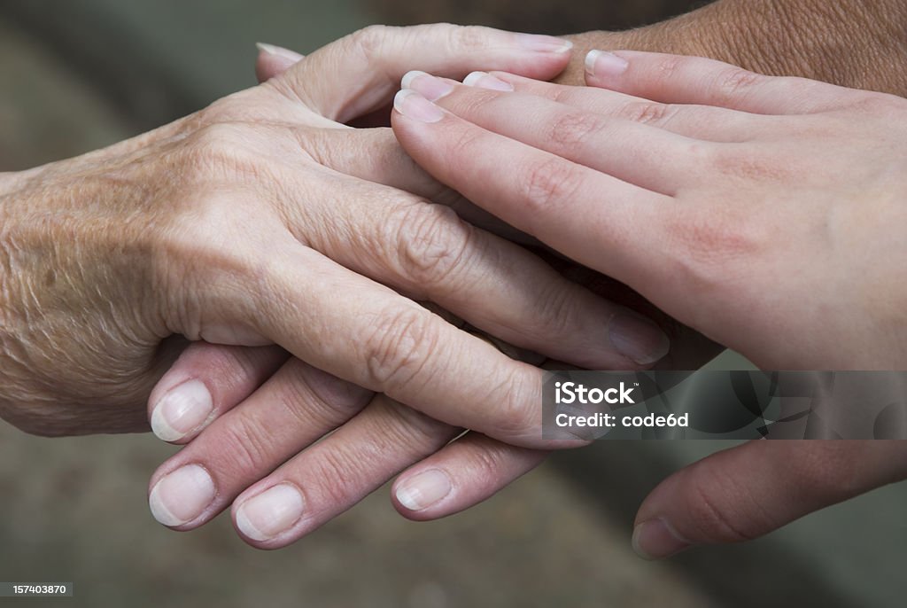 Mani di Madre e figlia e la nonna - Foto stock royalty-free di 70-79 anni