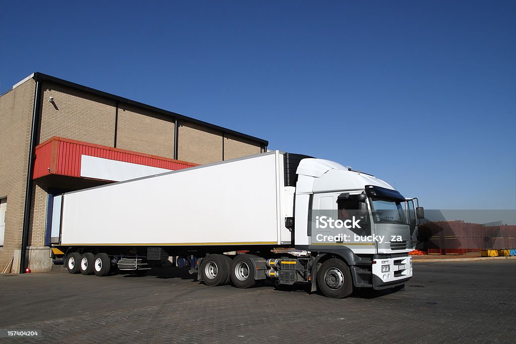 semi camion réfrigéré dans un entrepôt de stockage froid un quai de chargement. - Photo de Poids lourd libre de droits