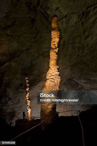 Foto de Witchs Dedo Parque Nacional Carlsbad Caverns e mais fotos de stock de Estalagmite - Estalagmite, Parque Nacional Carlsbad Caverns, Adulto