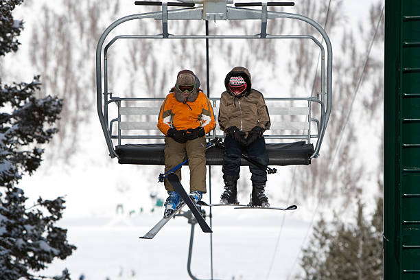 montare lo ski lift - cold discussion outdoors snow foto e immagini stock