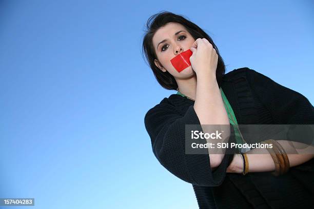 Mulher De Puxar A Fita A Sua Boca - Fotografias de stock e mais imagens de Boca - Boca, Fechado, Fita-Cola