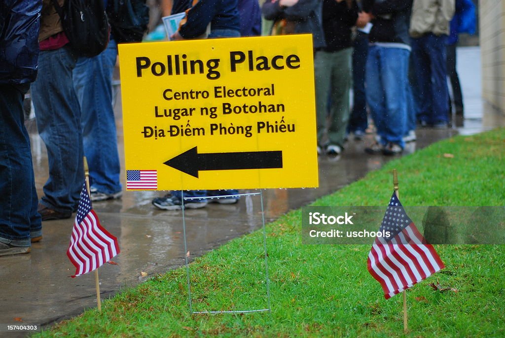 Vota! Elettori in attesa di pioggia nella Sezione elettorale - Foto stock royalty-free di Votazione