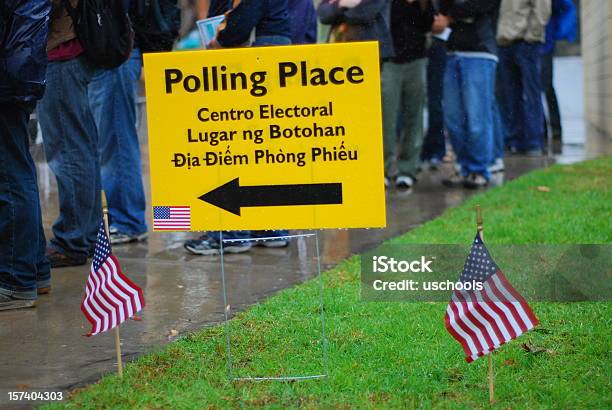 Vota Elettori In Attesa Di Pioggia Nella Sezione Elettorale - Fotografie stock e altre immagini di Votazione