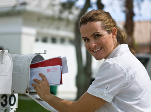 kobieta odbiera wiadomości - mailbox mail junk mail opening zdjęcia i obrazy z banku zdjęć