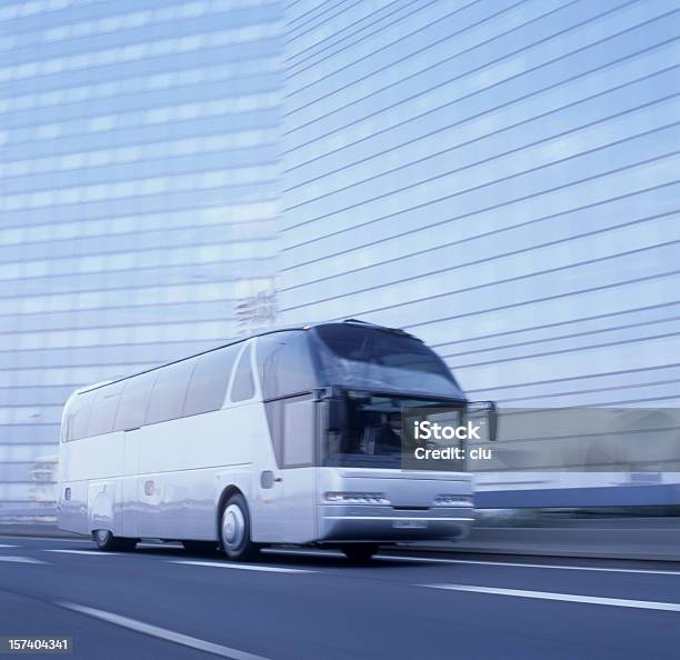 Foto de Ônibus Em Movimento Levemente Blured e mais fotos de stock de Verde - Descrição de Cor - Verde - Descrição de Cor, Ônibus intermunicipal, Arquitetura