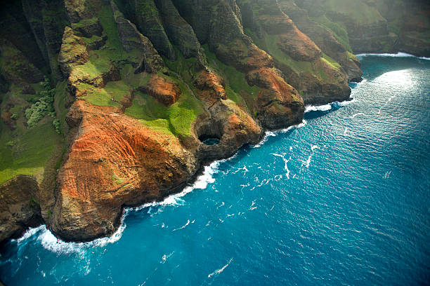 brut la côte de napali de kauai, hawaï, états-unis. - hawaii islands mountain kauai sea photos et images de collection