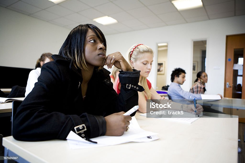 Adolescente alunos: Espontâneo concentração de diversos alunos em um exame condições - Foto de stock de Estudante royalty-free