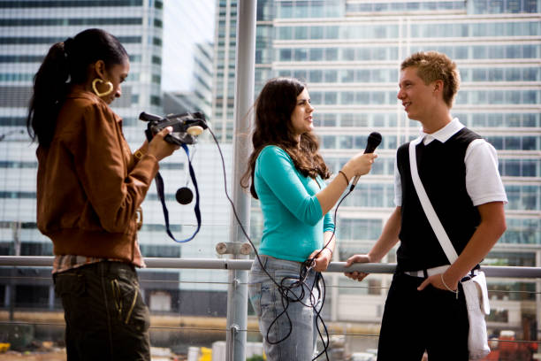 십대 학생들이 미디어 및 인터뷰 경험을 얻기 - videographer television camera journalist historic world event 뉴스 사진 이미지