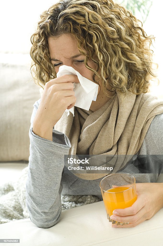Frau mit Taschentuch - Lizenzfrei Besorgt Stock-Foto