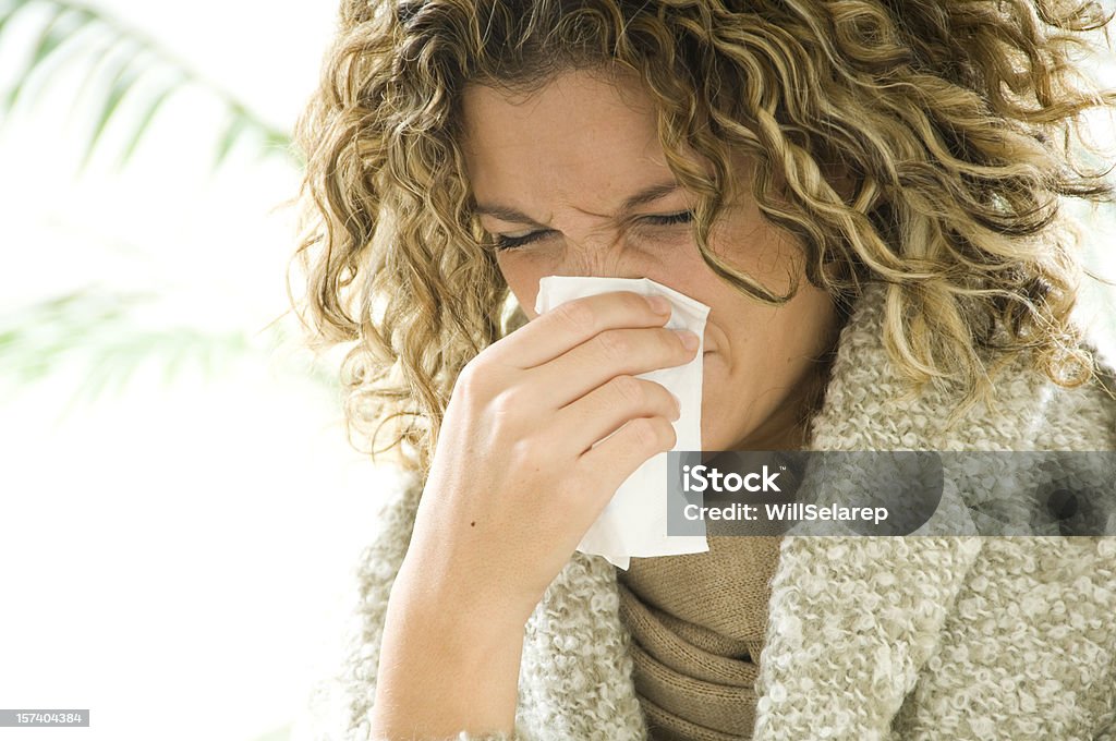 Женщина с Носовой платок - Стоковые фото Лекарство от простуды роял�ти-фри