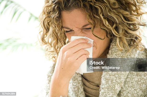 Женщина С Носовой Платок — стоковые фотографии и другие картинки Лекарство от простуды - Лекарство от простуды, Болезнь, В помещении