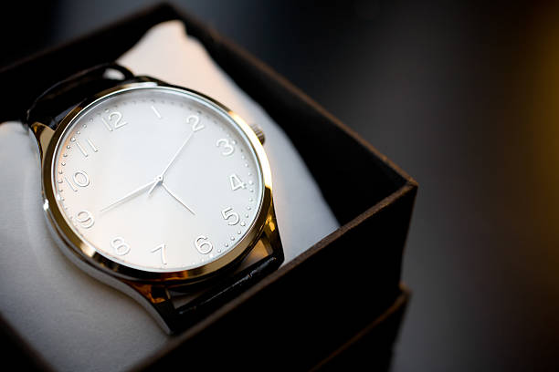 horloge blanc white - watch wristwatch clock hand leather photos et images de collection