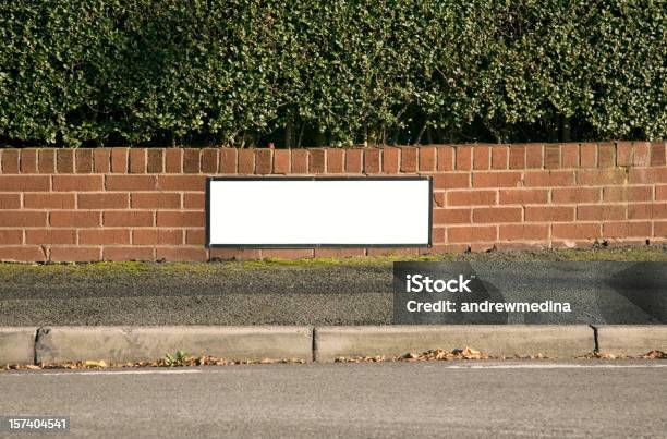 Foto de Placa De Rua Em Brancoclique Para Imagens Relacionadas e mais fotos de stock de Meio-fio