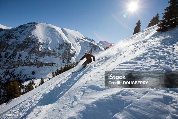 Photo libre de droit de Ski Dans La Poudreuse Fraîche banque d'images et plus d'images libres de droit de Activité - Activité, Activité de loisirs, Adulte