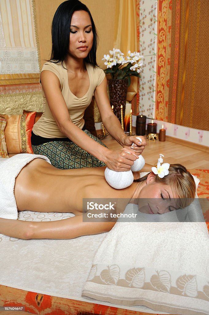Massagem à base de plantas - Royalty-free 20-24 Anos Foto de stock