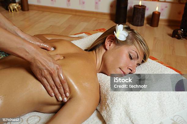 Foto de Massagem Closeup e mais fotos de stock de 20-24 Anos - 20-24 Anos, Adulto, Aplicar