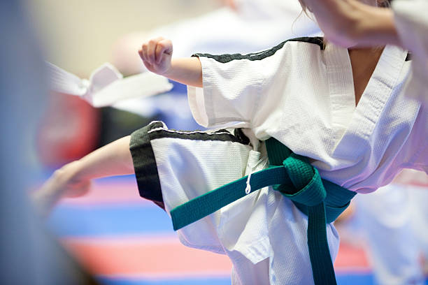 tae kwon-hacer los niños - taekwondo fotografías e imágenes de stock