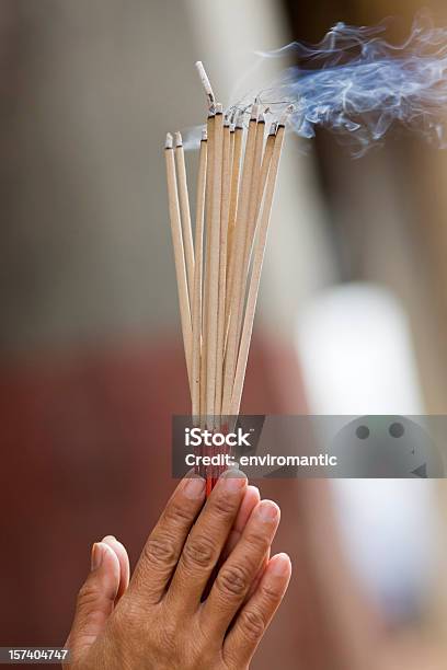 Pagar Homenaje A Un Templo Budista En Tailandia Foto de stock y más banco de imágenes de Respeto - Respeto, Tailandés, Budismo