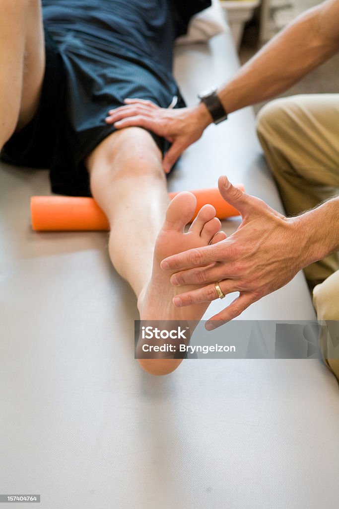 Fisioterapista di lavoro - Foto stock royalty-free di Adulto