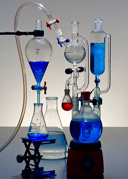 verrerie de laboratoire chimique bleu avec des solutions - laboratory glassware beaker flask glass photos et images de collection