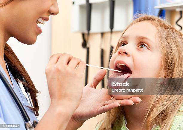 조문이었어요 의사가 혀 내밀기에 대한 스톡 사진 및 기타 이미지 - 혀 내밀기, 의사, 설압자