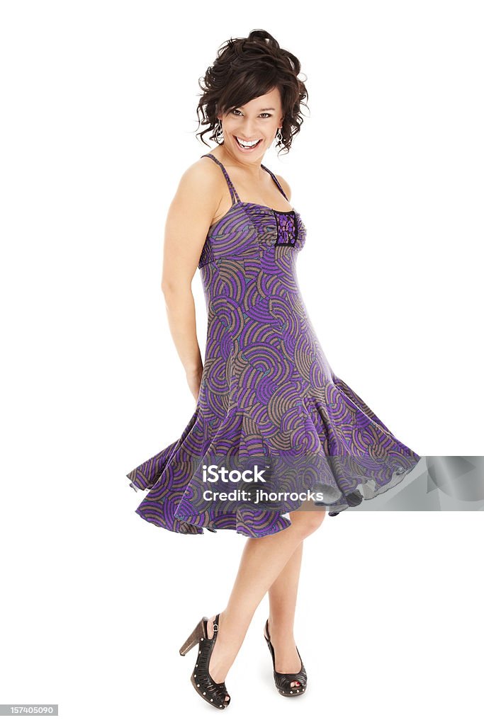 Felice giovane donna in abito viola - Foto stock royalty-free di 18-19 anni