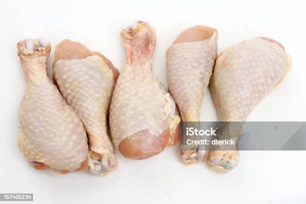 Photo libre de droit de Cinq Uncooked Ou Les Manchons De Poulet banque d'images et plus d'images libres de droit de Aliment cru - Aliment cru, Cuisse de poulet cuite, Aliment