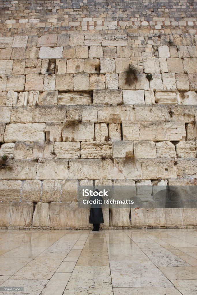 Prier sous la pluie dans la muraille occidentale - Photo de Mur des Lamentations libre de droits