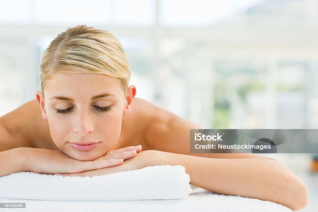 Mujer joven relajante en el spa - Foto de stock de 20 a 29 años libre de derechos
