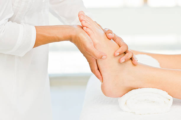 lady zutritt zum spa. fuß-massage im spa - fußpflege stock-fotos und bilder