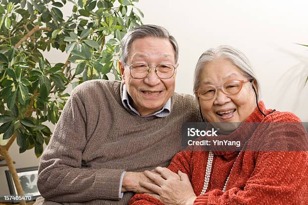 Photo libre de droit de Retraité Senior Couple Chinois Asiatique Mari Et Femme Grandsparents Heureux Ensemble banque d'images et plus d'images libres de droit de Peuples d'Asie et du sous-continent indien